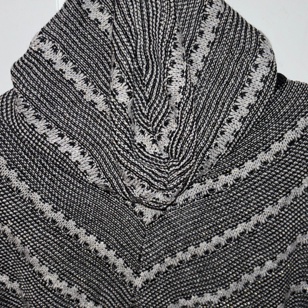 BCBG MAXAZRIA Black and White PONCHO w/hood NWOT - Picture 6 of 8